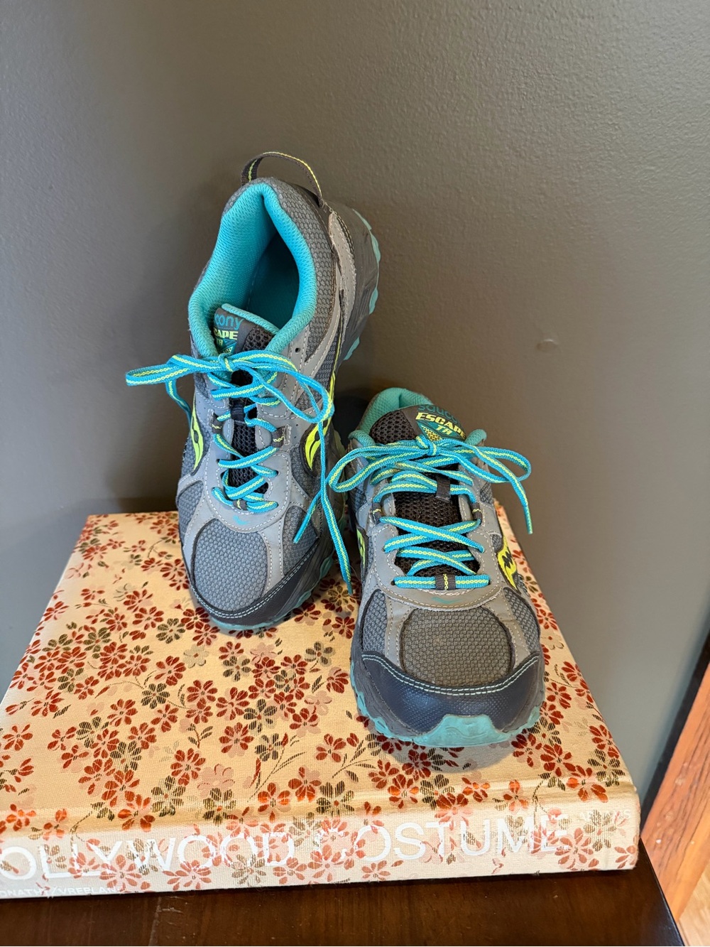 Saucony Raptor TR7 Gray and Teal Trail Running Shoes with Bright Aqua Laces